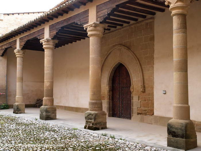 ACCESO AL PALACIO ABACIAL